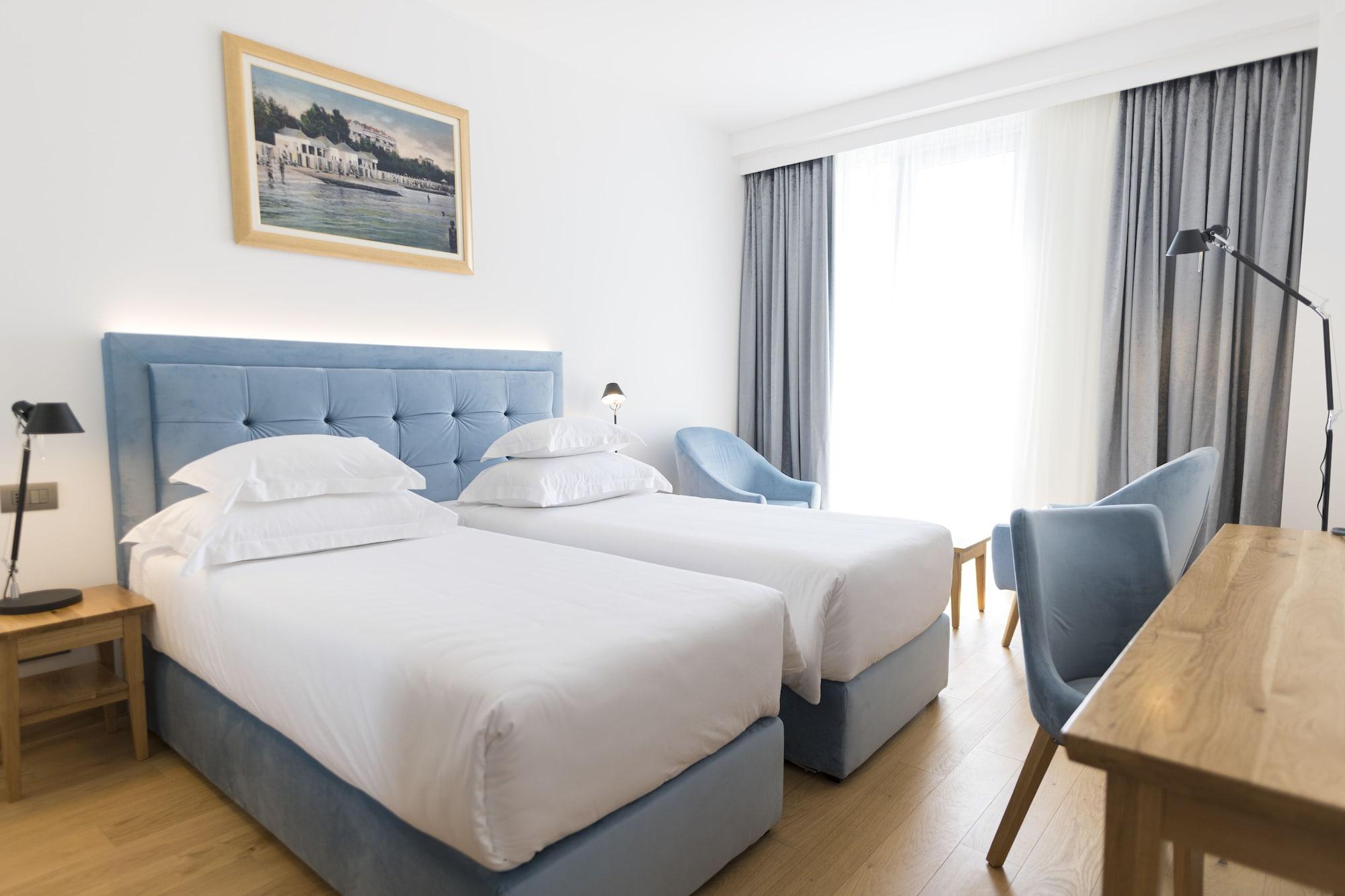 Grand Hotel Miramare Crikvenica Buitenkant foto A room at the hotel