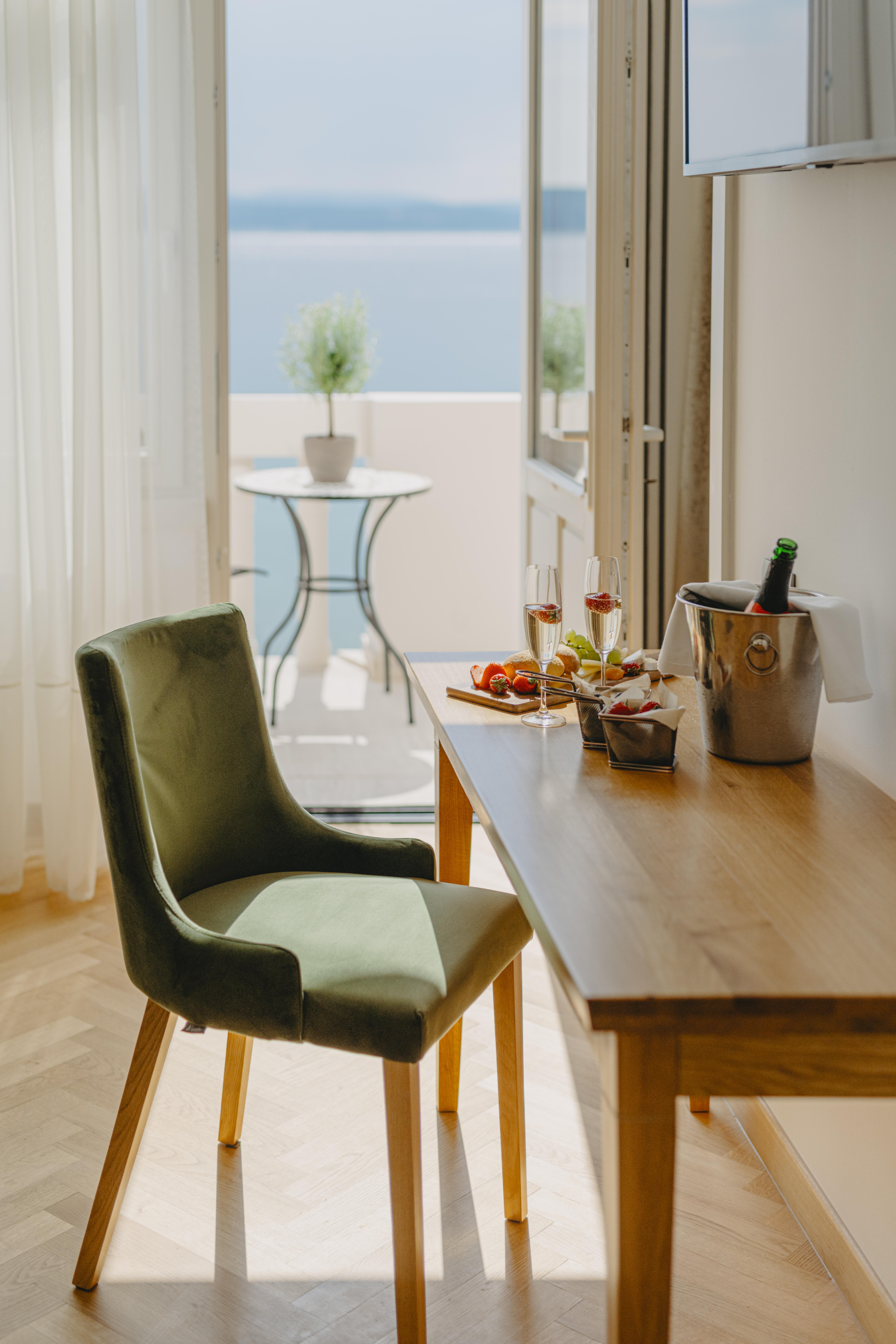 Grand Hotel Miramare Crikvenica Buitenkant foto A chair