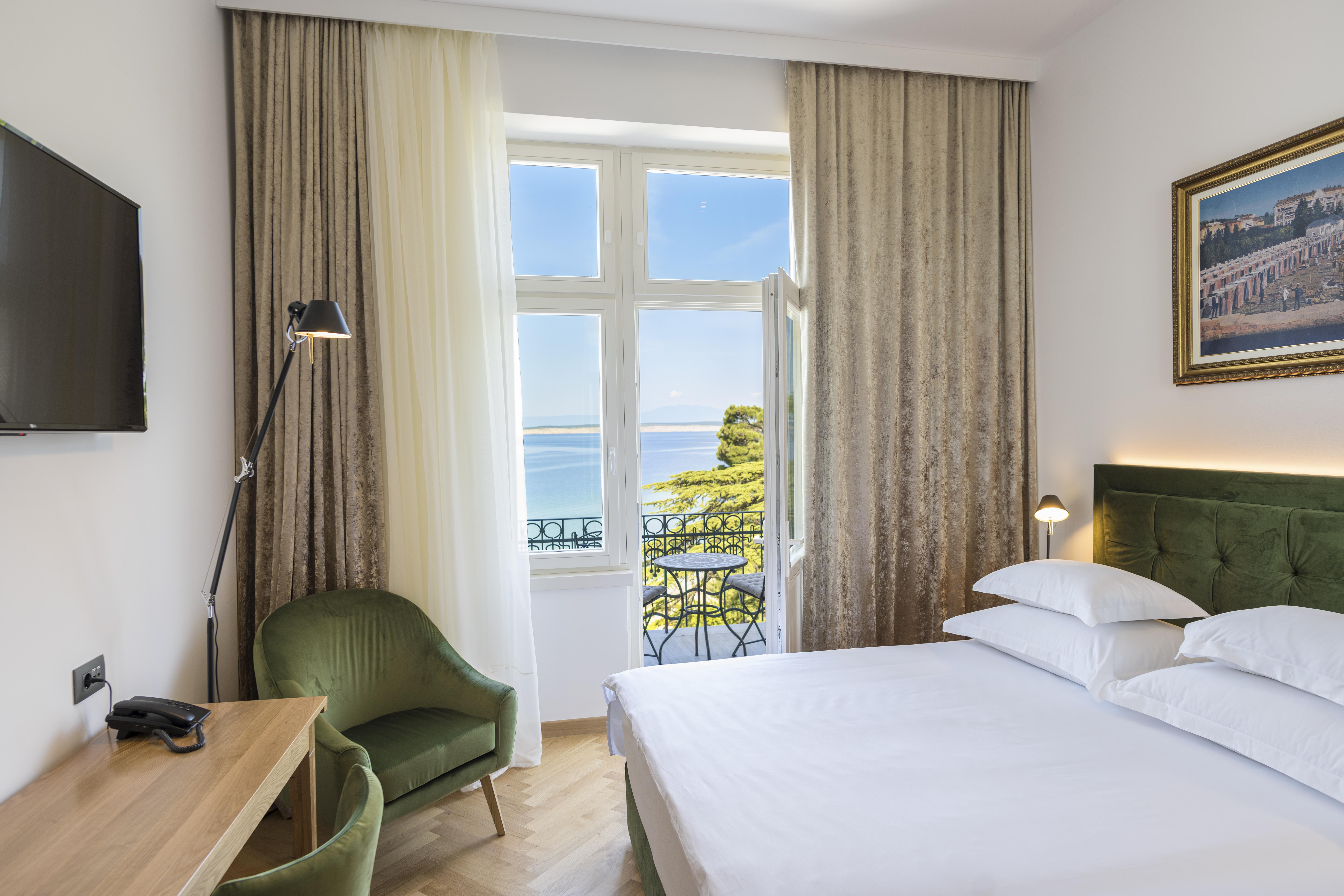 Grand Hotel Miramare Crikvenica Buitenkant foto A room at the hotel