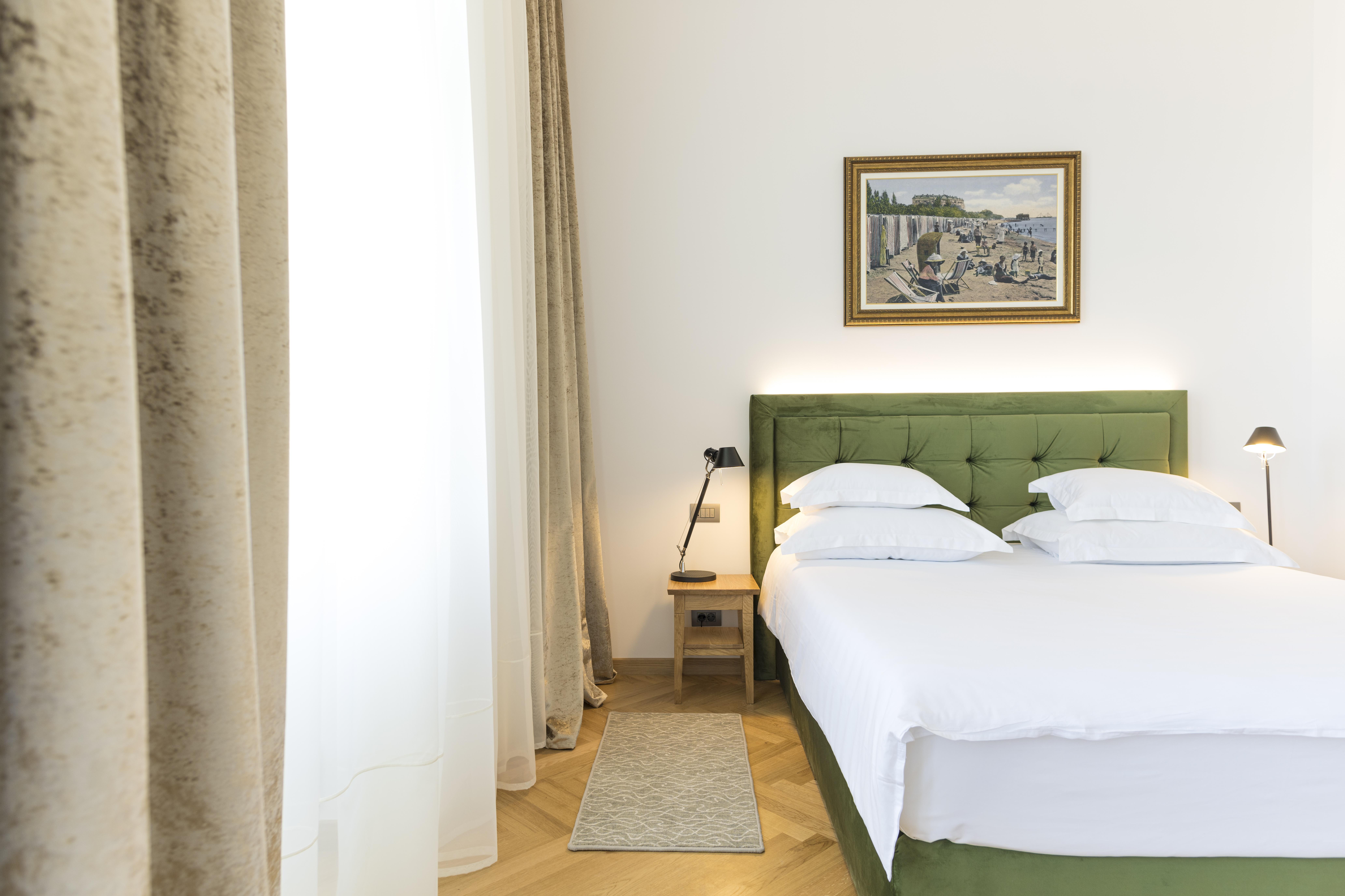 Grand Hotel Miramare Crikvenica Buitenkant foto A room at the hotel