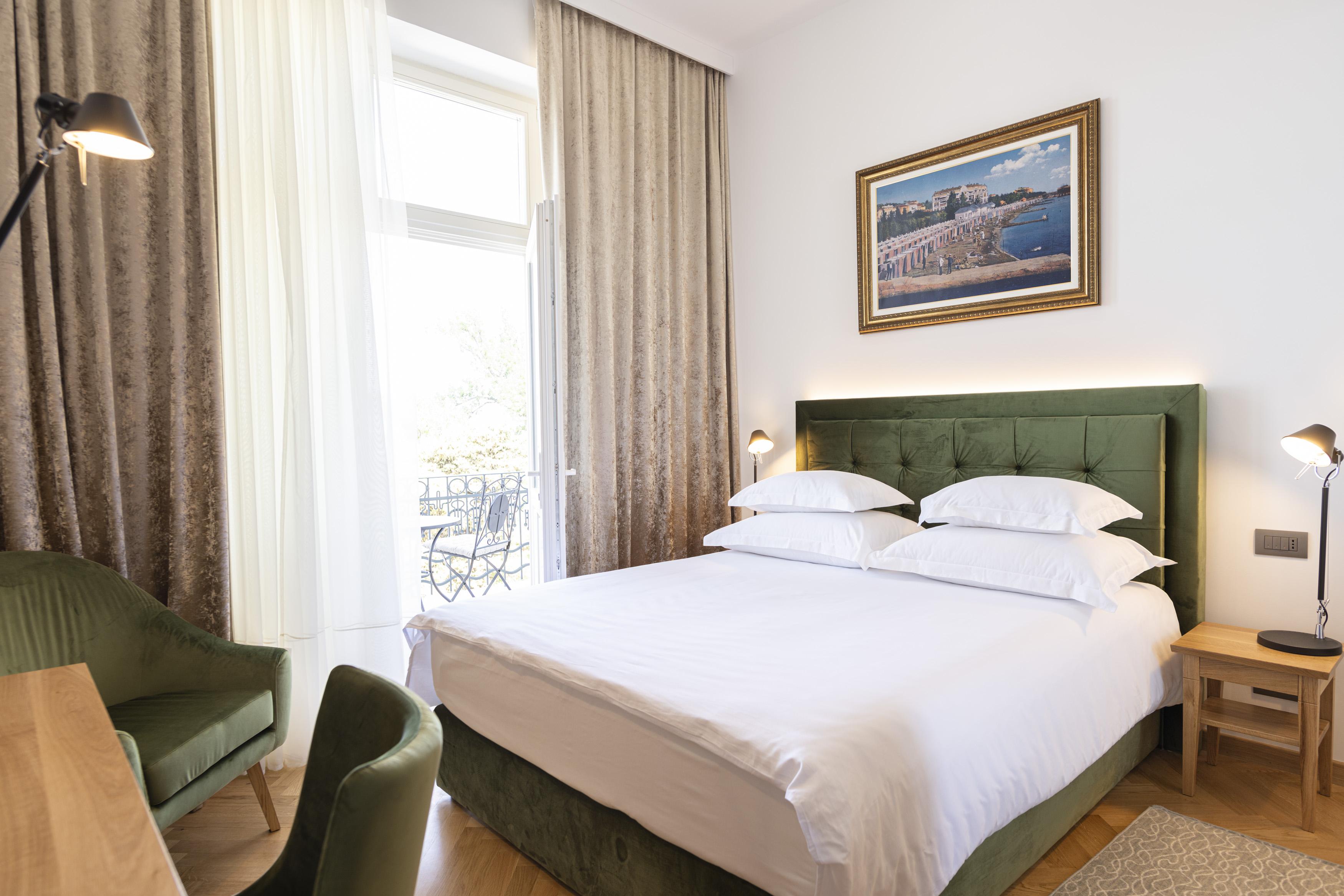 Grand Hotel Miramare Crikvenica Buitenkant foto A room at the hotel
