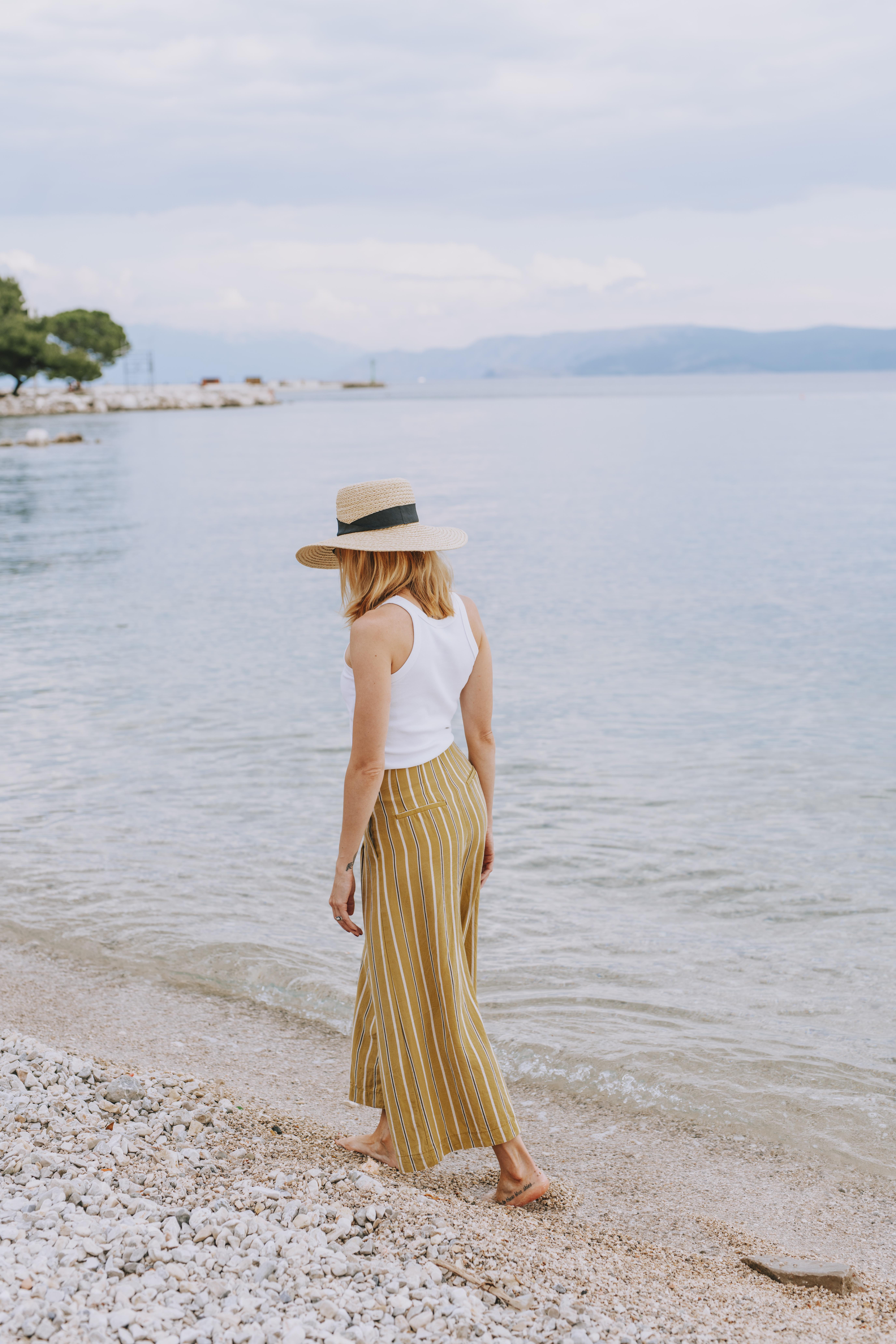 Grand Hotel Miramare Crikvenica Buitenkant foto A woman wearing a sun hat