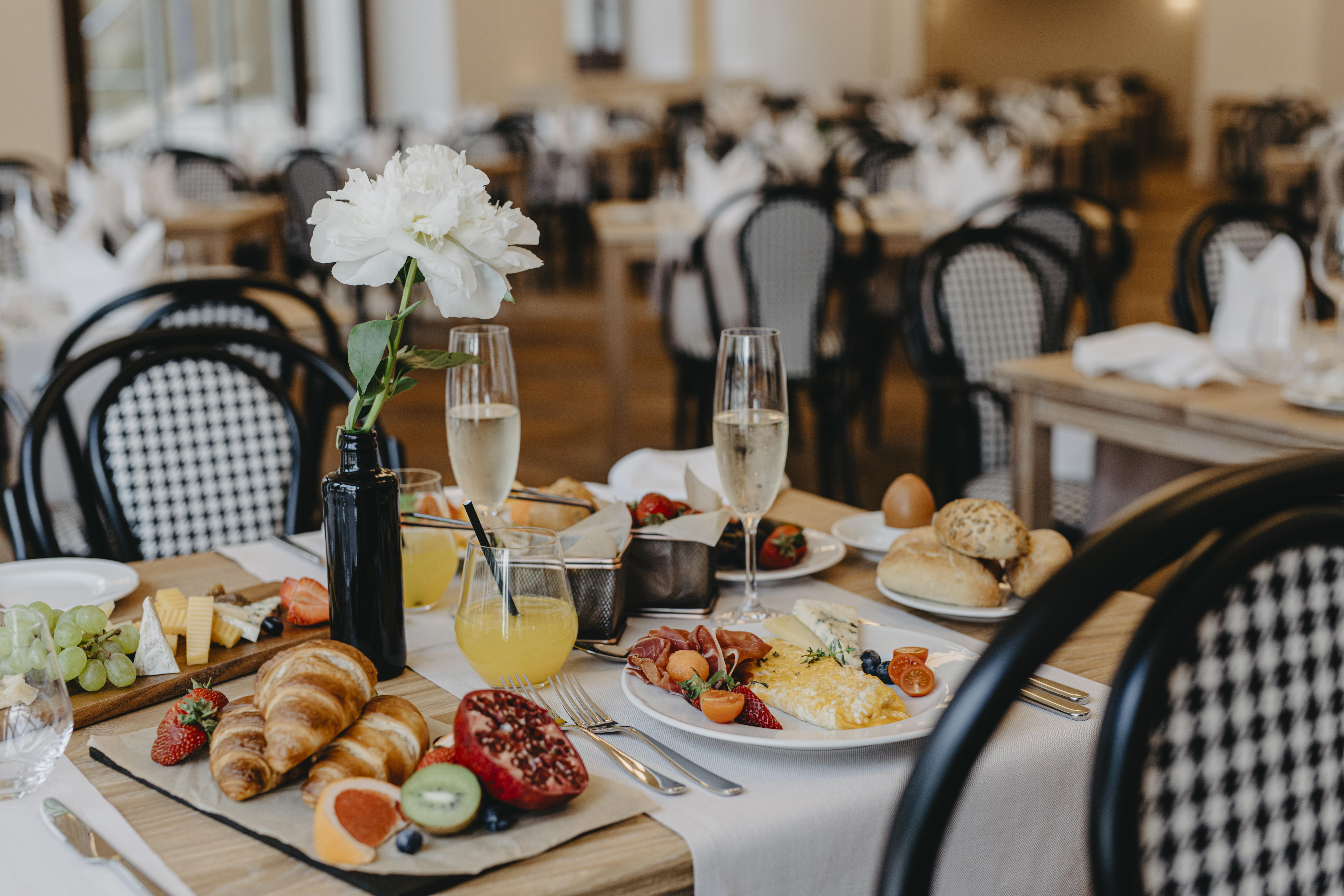 Grand Hotel Miramare Crikvenica Buitenkant foto Breakfast at the Hotel