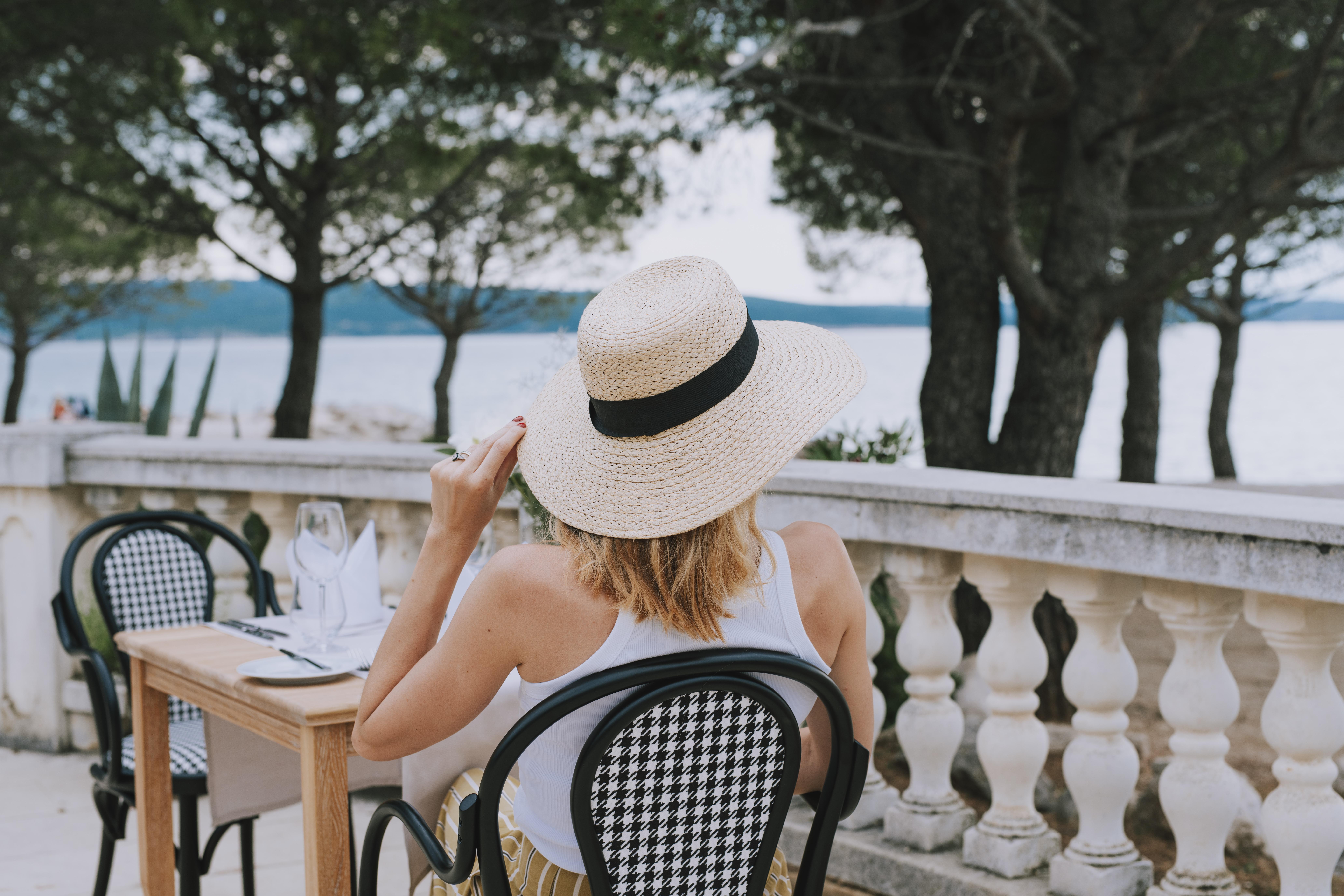 Grand Hotel Miramare Crikvenica Buitenkant foto A woman wearing a sun hat