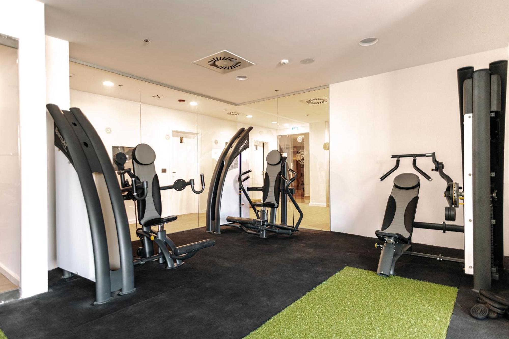 Grand Hotel Miramare Crikvenica Buitenkant foto The gym at the hotel